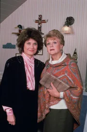 Der Mann von Eleanor Thane (Diane Baker, l.) wird ermordet aufgefunden. Jessica (Angela Lansbury, r.) will den Fall aufklären ...