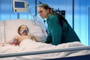 Um einen schwer verletzten Vater zu einer Untersuchung und Behandlung zu zwingen, hat Oberschwester Arzu (Arzu Bazman, re.) in einer Übersprungreaktion die Kontrollmonitore seiner Tochter Julia (Frida Elise Pechstein, li.) abgeschaltet und ihm gesagt, sie ei gestorben. Als der Vater Clemens Körner neben dem Bett seiner Tochter zusammengebrochen und sofort ins CT gebracht worden ist, bricht auch Arzu fast zusammen. Sie kann es selbst nicht fassen, dass sie das getan hat.