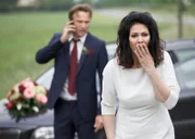 Elena Eichhorn (Cheryl Shepard) und Martin Stein (Bernhard Bettermann) haben das Auto und Elenas kleine Tochter Sophie gefunden. Doch was sie sehen, bringt Elena fast um den Verstand.