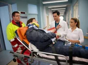 Christoph Maler (Francis Fulton Smith) hat sich bei dem Unfall das Bein gebrochen. Als er vom Notarzt eingeliefert wird, will er nur eins wissen: Wie geht es seiner Tochter? Sein behandelnder Arzt Dr. Philipp Brentano (Thomas Koch) und Schwester Arzu (Arzu Bazman) dürfen und können ihm dazu noch keine Auskunft geben.