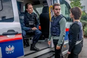 Die Situation spitzt sich zu, als es in einer Straßenbahn zu einer Geiselnahme von Birgit und ihren Fahrgästen kommt. Die SOKO wird zum Einsatzort gerufen, um die Situation zu deeskalieren.
