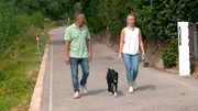 Hundecoach Andreas Ohligschläger (l) mit Isabelle und ihrem Hund Maila.