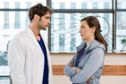 Das Kinderthema sorgt weiterhin für Unstimmigkeiten zwischen Carolin (Janina Flieger, r.) und Niklas (Roy Peter Link, l.).