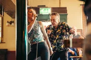 Während alle anderen mit der Suche nach ihrem Freund beschäftigt sind, bleibt Frank (Christopher Walken) zurück. Eines führt zum anderen und schon findet sich Frank beim Karaoke in einer Bar wieder. Während alle anderen mit der Suche nach ihrem Freund beschäftigt sind, bleibt Frank (Christopher Walken) zurück. Eines führt zum anderen und schon findet sich Frank beim Karaoke in einer Bar wieder.