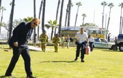 Horatio (David Caruso, l.) eilt mit einem Rettungsteam zu dem Unfallauto und sucht in dem Wrack nach Natalia und ihrem Entführer...