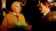 Zwei Männer sprechen über den Film "Der Eroberer".