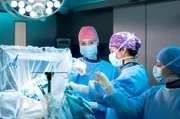 Leyla (Sanam Afrashteh, 2.v.r.) beweist großes Vertrauen, als Julia (Mirka Pigulla, l.) bei einer heiklen Operation übernehmen darf (mit Komparsin, r.).