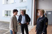 Paul Schott (Tim Wilde, M.) und Nele Fehrenbach (Floriane Daniel, r.) müssen Maike Fehringer (Nina Siewert, l.) die Nachricht vom Tod ihres Bruders überbringen.