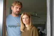 Katharina Fischer (Birte Hanusrichter,) und ihr Mann Benno Fischer (Steve Windolf) machen sich Sorgen um ihren Pflegesohn.
