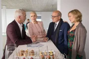 Detektiv Wilsberg (Leonard Lansink, 2.v.r.) gibt sich als Vertreter eines Investors aus, um rätselhaften Hintergründen des Baulöwen Michael Lobland (Christoph M. Ohrt, l.) nachzuforschen. Brigitte Scharper (Alexandra von Schwerin, 2.v.l.) und Helen Lobland (Gesine Cukrowski, r.) stehen bei den beiden.