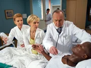 MDR Fernsehen IN ALLER FREUNDSCHAFT FOLGE 618, "Wünsche". Imani Kutese hat Dr. Kathrin Globisch und Prof. Simoni mit einer Lüge dazu gebracht, eine nicht zwingend notwendige Operation durchzuführen. Doch nach der Operation erleidet Imani einen Herzinfarkt. Oberschwester Ingrid ahnt Imanis Geheimnis.