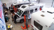 In der Kfz-Werkstatt in Osterrönfeld warten sie Kundenfahrzeuge und checken Wagen durch, bevor Käufer sie abholen. Die Warteliste der Auslieferung ist lang – da müssen sich Kunden schon mal 6 bis 12 Wochen gedulden.