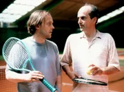NDR Fernsehen TATORT, "Der schwarze Skorpion". Frederic Lohner (Sven Eric Bechtholf, links) bespricht sich mit Prof. Riegiebel (Karl Knaup, rechts), dem Leiter des Instituts. Beide wollen die Formel, die Prof. Sterndorff entwickelt hat.