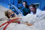 Clemens Körner (Kai Scheve, re.) geht es immer schlechter. Er muss dringend untersucht und behandelt werden, sonst verliert seine kleine Tochter Julia (Fida Elise Pechstein, li.) nach ihrer Mutter auch noch ihren Vater. Doch Clemens weicht nicht vom Bett seiner Tochter. Julia ist ins Eis eingebrochen und ihr kleiner Körper wird nur sehr langsam wieder erwärmt. Schwester Arzu (Arzu Bazman, mi.) versucht alles, Clemes zu überreden, doch er weigert sich strikt.