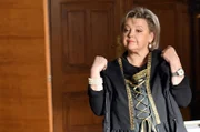 Kostümprobe: Marianne Laban (Andrea Wildner) hat sich eine mittelalterliche Tracht für die Kaltenthaler Ritterspiele ausgesucht.