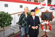 Beatrice (Heide Keller) und Inka (Inka Bause) warten auf die neuen Gäste der "MS Deutschland".