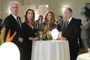 D.B. Russell (Ted Danson, l.), seine Frau Barbara (Peri Gilpin, 2.v.l.), Olivia Hodges (Jaclyn Smith) und Conrad Ecklie (Marc Vann) sind zu Gast auf einer Spendengala, die ein unerwartetes Ende für die Ermittler nimmt.