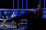 ARD GEFRAGT - GEJAGT FOLGE 737, "Alexander Bommes präsentiert beliebtes Quizformat", am Montag (13.05.24) um 18:00 Uhr im ERSTEN. Moderator Alexander Bommes (2.v.l.) mit dem Kandidaten Patric Duletzki (l.) und dem Jäger, Sebastian Jacoby (r.). SPERRVERMERK: