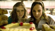 Schwarzwälder-Kirschtorte - Tara (Xenia Goodwin) würde alles geben, ein Stück essen zu können. Doch eine disziplinierte Tänzerin sollte auf ihr Gewicht achten. Abigail (Dena Kaplan) hat sich da besser im Griff - oder doch nicht?