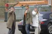 Die Gangster Keller (Dirc Simson, re.) und Fromm (Georg Lenz) haben Iris (Alma Leiberg) in ihrer gewalt. Sie wollen gerade flüchten, als Tom und Semir kommen um sie aufzuhalten.  +++
