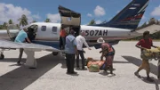 Auf Enewetak wird das Flugzeug des ZDF-Teams für die Heimreise beladen.