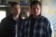 Tim Bradford (Eric Winter, l.) und John Nolan (Nathan Fillion, r.) sollen auf einen Kronzeugen aufpassen.