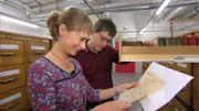 Sandra Eckardt und Herr Luchterhand (r.) recherchieren im Landesarchiv Berlin, um mehr über den verschollenen Bruder von Heinz und Stefan zu erfahren.
