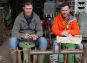 SRF bi de Lüt Wunderland Staffel 3, Episode 7 Nik Hartmann (r.) zu Besuch beim Biobauern Marcel Heinrich