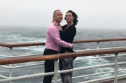 Die Reiseleiter Maika und Bernd stehen an Bord der "Grand Lady" Modell für das Fotobuch des Bordfotografen und versuchen eine gute Figur zu machen.