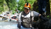 Carlos Miner bereitet den Tauchplatz im eiskalten Wasser vor.