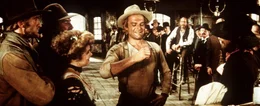Nobody (Terence Hill, M.) stellt vor Publikum seine Trinkfestigkeit unter Beweis ...