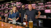 Björn Freitag (r), Tamina Kallert und Cocktailbartender Luca Moore (M) haben sich zum „Mixen“ in der Cocktailbar One Trick Pony verabredet.