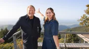 Björn Freitag (l) und Tamina Kallert mit fulminanter Aussicht vom Schauinsland in Freiburg im Breisgau.