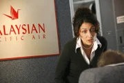 Zusammen mit Dr. House fliegt Dr. Lisa Cuddy (Lisa Edelstein) nach Singapur. House sorgt für allerlei Chaos in der Maschine, was Cuddy zur Weißglut bringt ...