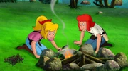 Bibi (l.) und Tina (r.) entfachen ganz ohne Streichholz ein Feuer.