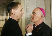 Bischof Hemmelrath (Hans-Michael Rehberg, re.) und Monsignore Mühlich (Gilbert von Sohlern) versetzen ihren urbayerischen Pfarrer mit dem Hang zum "Kriminalisieren" diesmal ausgerechnet nach Franken.