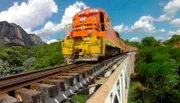 Transport auf der Lebensader Boliviens. Täglich rollen drei bis vier Güterzüge zwischen Santa Cruz und Quijarro hin und her, um das Land zu versorgen.