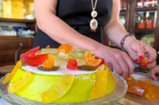 In Catania bereitet Carmen eine typisch sizilianische Nachspeise zu: Cassata, eine Schichttorte aus Biskuit, Ricotta und kandierten Früchten.
