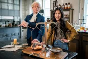 Mai Thi Nguyen-Kim trifft auch ihrer Zeitreise durch die Geschichte den Wissenschaftler Joseph Priestley.