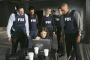 Thomas Gibson, Joe Mantegna, AJ Cook (JJ), Paget Brewster, Shemar Moore (debout), Matthew Gray Gubler (assis)