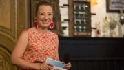 Constanze Lindner begrüßt auf der Bühne Kollegen aus Musik, Comedy und Kabarett.