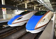 Shinkansen Hochgeschwindigkeitszüge im Bahnhof Kanazawa.