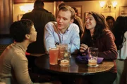 l-r: Harper (Myha’la Herrold), (Harry Lawtey) und Yasmin (Marisa Abela)