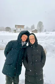 Moderator Pierre M. Krause und Sängerin Stefanie Heinzmann glücklich nach einem Schneespaziergang.