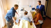 Tom (Andreas Guenther), Hoteldirektor Kulovits (Helmut Zierl) und Filipa (Anja Knauer) machen sich Sorgen um Mike (Tyron Ricketts).