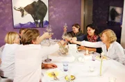 Anstoßen beim Dinner in Léa Linsters Restaurant in Frisange, v.li. Margarete Schwär, Léa Linster, Annette Aller, Magdalena Zelder, Maren Bornheimer-Schwalbach und Jutta Kurz.