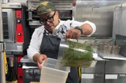 Küchenchef Philip Lopez bereitet im French Quarter von New Orleans Austern nach Rockefeller Art zu, die er mit Ketchup würzt.