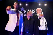 Edwin (Tilo Prückner, M.) traut sowohl Maldini (Dietrich Hollinderbäumer., M.), als auch Kalisto (Felix Rech, l.), den Mord an der Assistentin zu.