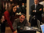 Criminal Minds Season1, Criminal Minds Staffel1, regie USA 2005, Darsteller  caption: "Broken Mirror" - Evan Davenport (Robin Thomas, far left), a father of twin daughters, works with Elle Greenway (Lola Glaudini, second left), Jason Gideon (Mandy Patinkin, center) and Aaron Hotchner (Thomas Gibson, right) to find the kidnapper who has taken one of his daughters, on CRIMINAL MINDS, scheduled to air on the CBS Television Network. Photo: Cliff Lipson/CBS ©2005 CBS Broadcasting Inc. All Rights Reserved Season 1, Episode #105 copyright:Criminal Minds Season1, Criminal Minds Staffel1, regie USA 2005, Darsteller  caption: "Broken Mirror" - Evan Davenport (Robin Thomas, far left), a father of twin daughters, works with Elle Greenway (Lola Glaudini, second left), Jason Gideon (Mandy Patinkin, center) and Aaron Hotchner (Thomas Gibson, right) to find the kidnapper who has taken one of his daughters, on CRIMINAL MINDS, scheduled to air on the CBS Television Network. Photo: Cliff Lipson/CBS Â©2005 CBS Broadcasting Inc. All Rights Reserved Season 1, Episode #105 copyright: