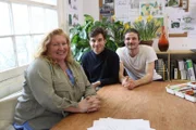 V.l.: Charlie Dimmock, Harry Rich, David Rich. Die Verwendung des sendungsbezogenen Materials ist nur mit dem Hinweis und Verlinkung auf RTL+ gestattet.